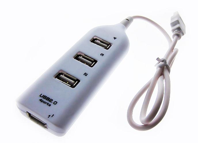 Mikro-USB łączy się z gadżetem dotykowym, USB po lewej stronie przez adapter jest podłączony do sieci, a po prawej jest włożony dysk flash
