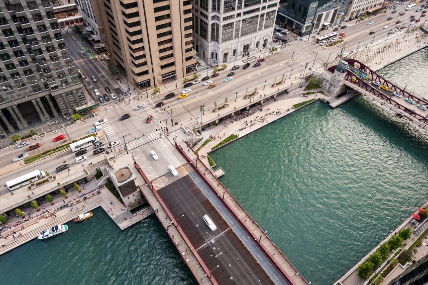 Chicago Riverwalk   Проект предусматривал восстановление набережной, превращая участок вдоль южного берега в центральной части города в пешеходную дорожку